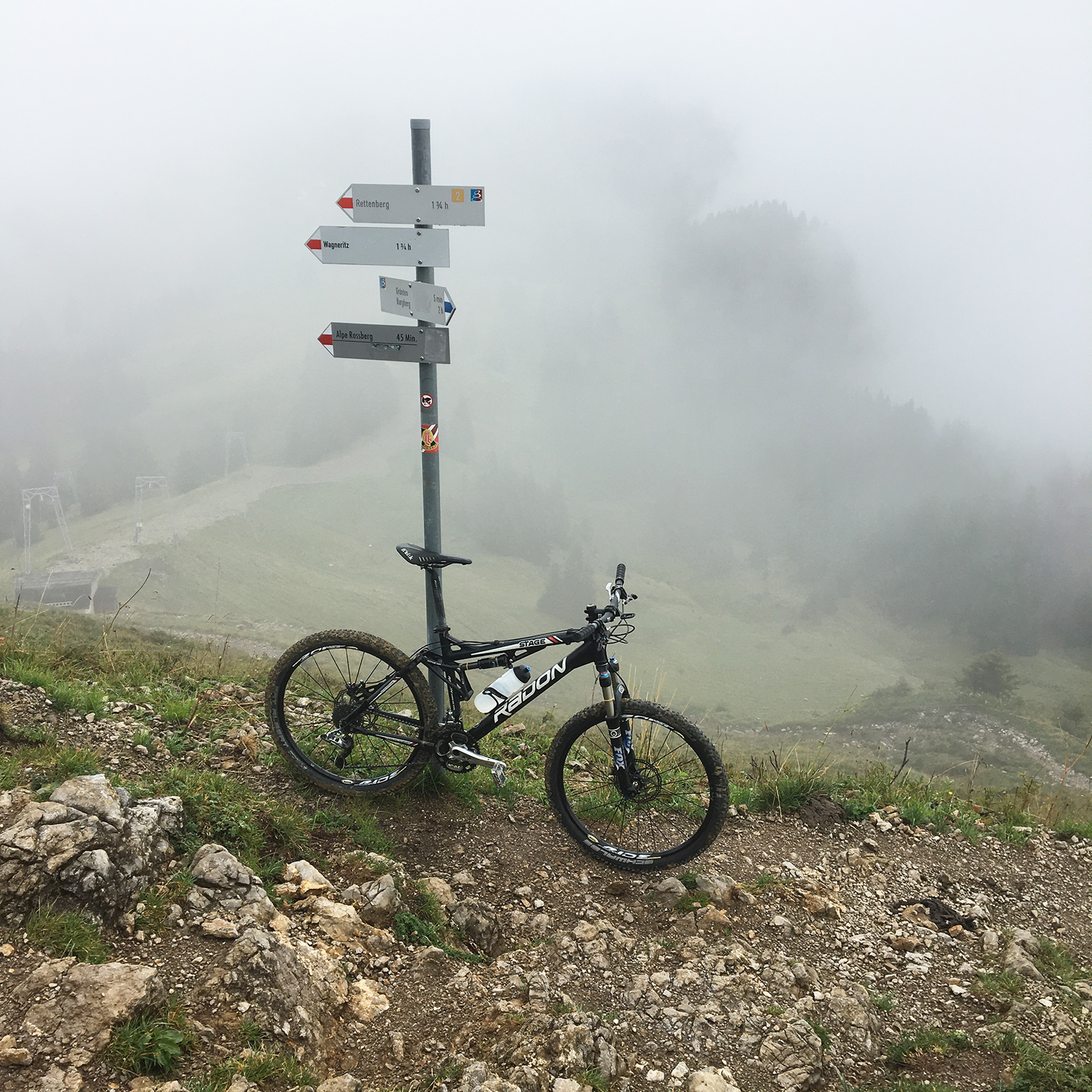 Letzter Fahrradständer vor dem Gipfel