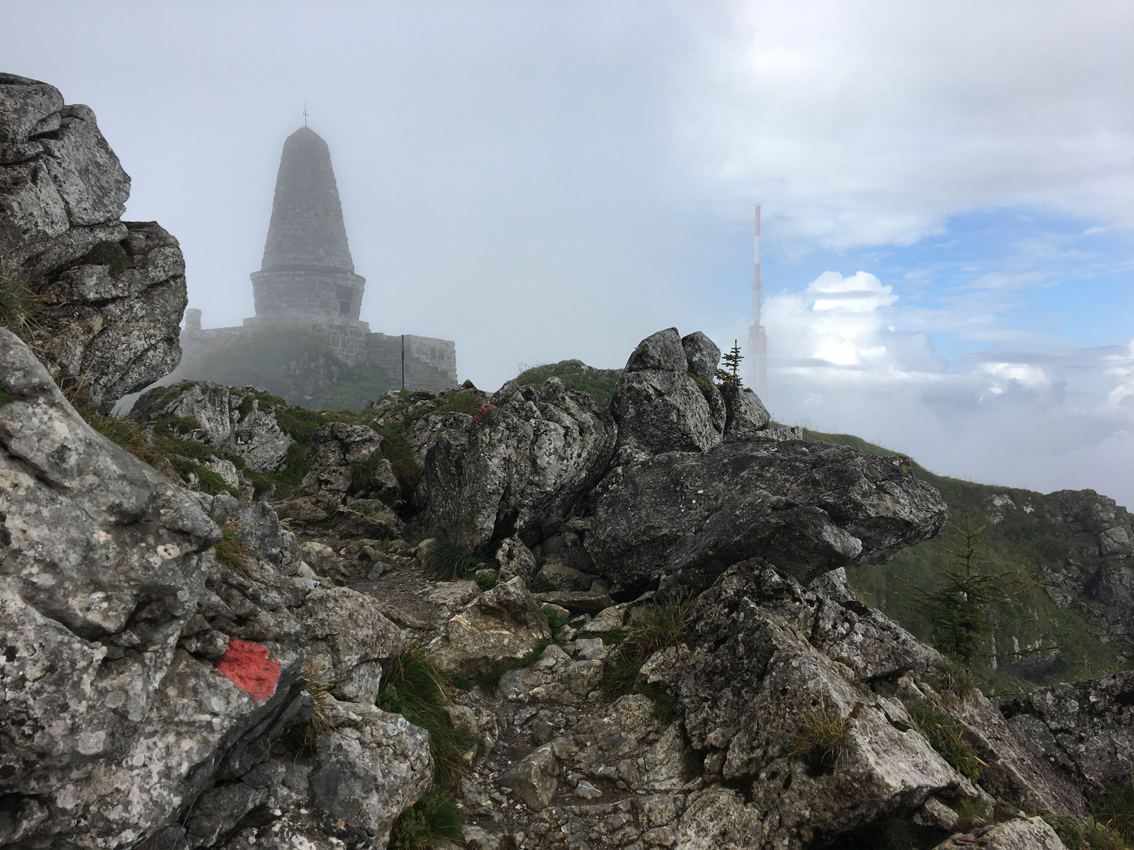 Jägerdenkmal und Sendemast auf dem Grünten